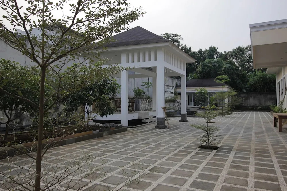 RedDoorz Premium near Stasiun Lenteng Agung