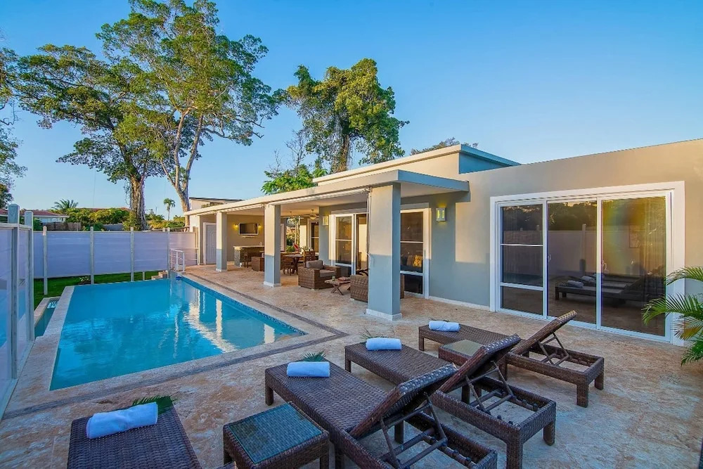 Magnificent Mid-century Mini Mansion