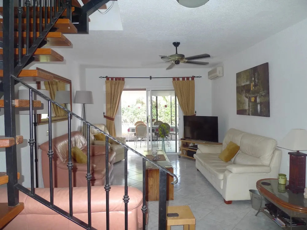 5 Bed Villa Free Wifi 6 Seater Hot Tub & Spectacular Sea, Golf & Mountain Views