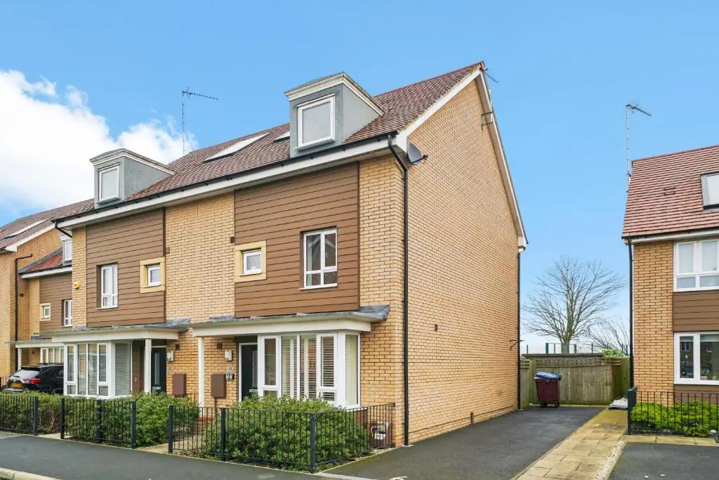 Stylish House with Pool Table, Fast Wifi, Smart TVs with Netflix, Free Parking and Garden by Yoko Property