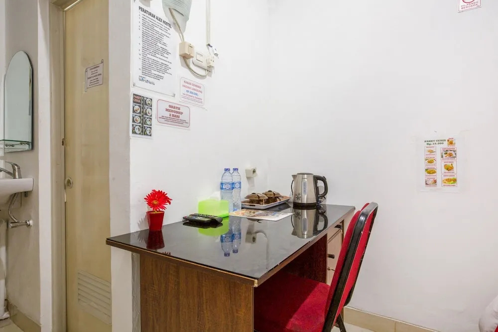 Alex Hostel by OYO Rooms