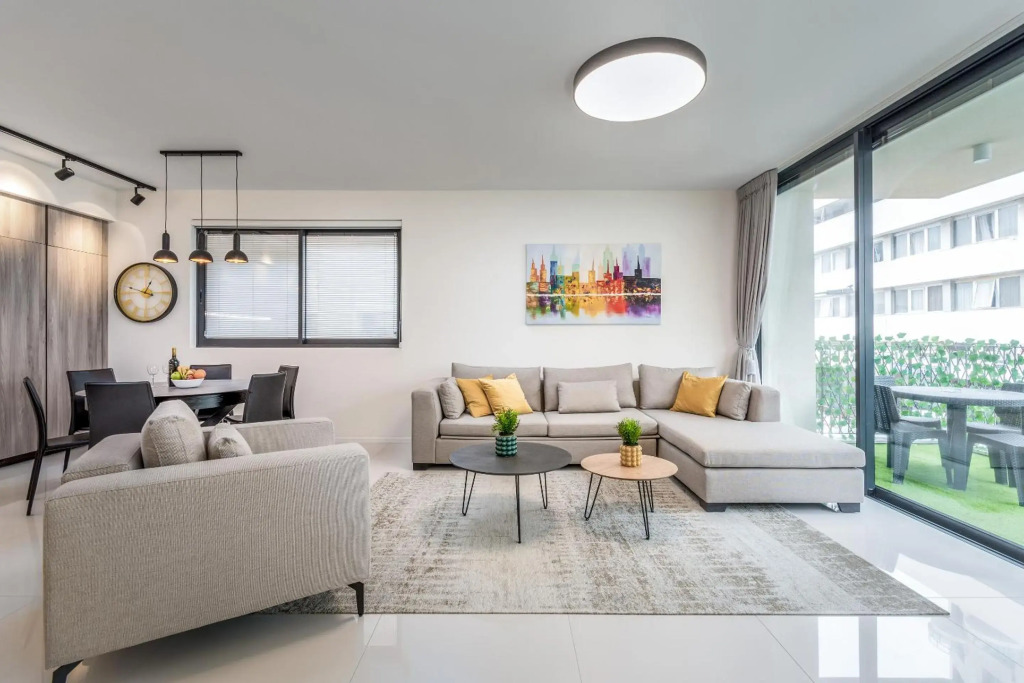 Spacious & Design 2BDR W/ balcony and parking
