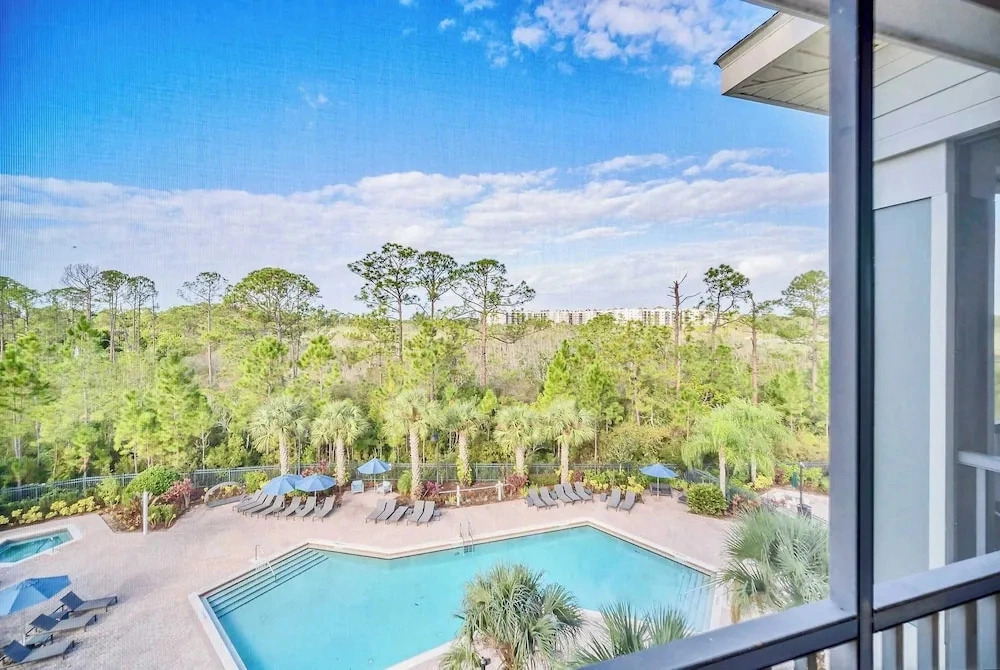 Upstay Condo w Pool & Sauna Sleeps 8