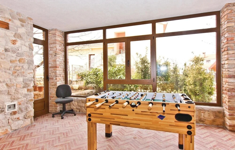 Awesome Home in Visnjan with Hot Tub, Sauna & WiFi