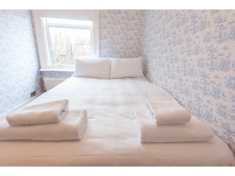 Spacious 2 Bedroom Flat in Queens Park - Sleeps 6