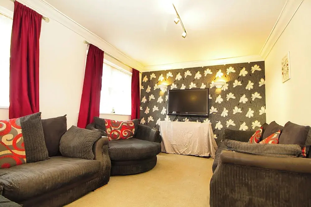 3 Bed Town House - Sleeps 5 - Ensuite - Off Street Parking - Pets Welcome - Wifi