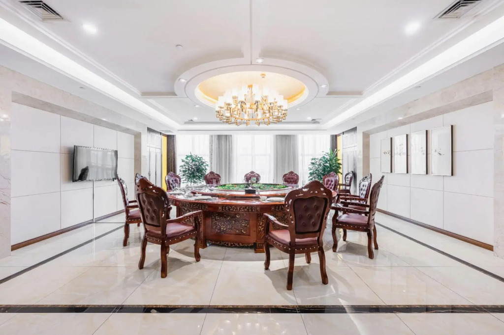 Xinjiang Runjin International Hotel (Kuitun Meimei Park)