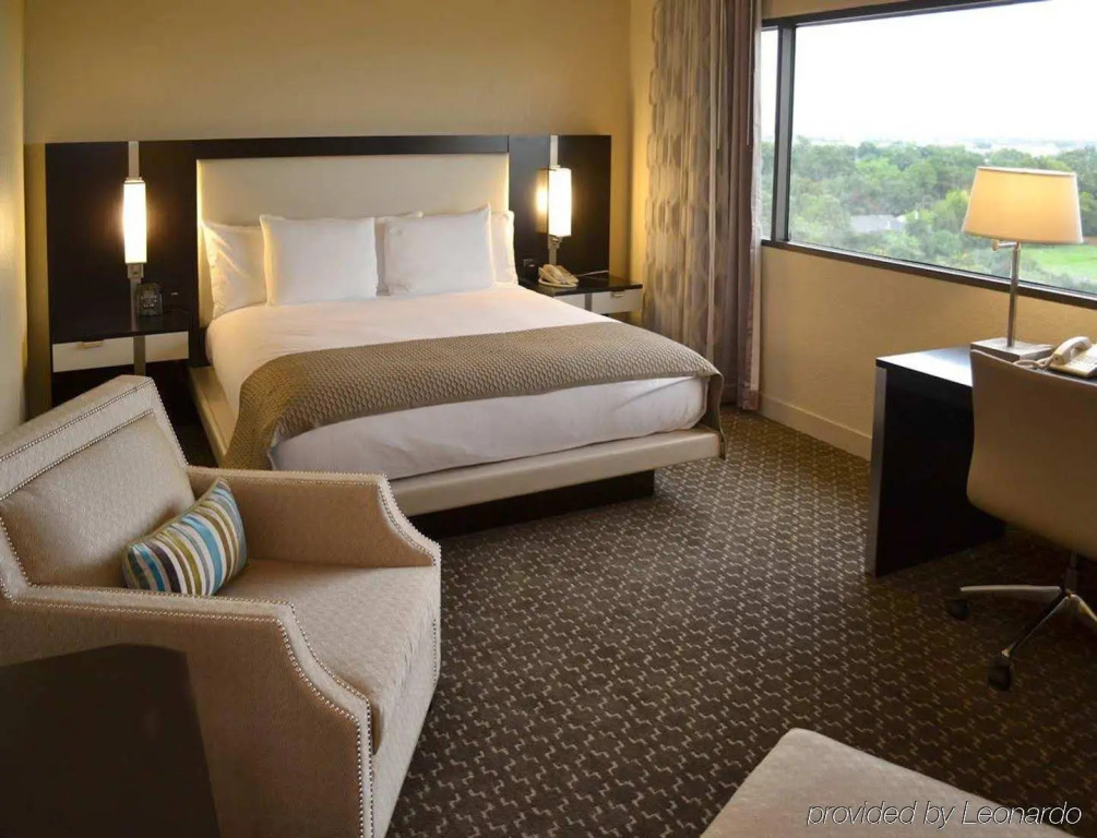 DoubleTree by Hilton Hotel Houston Hobby Airport