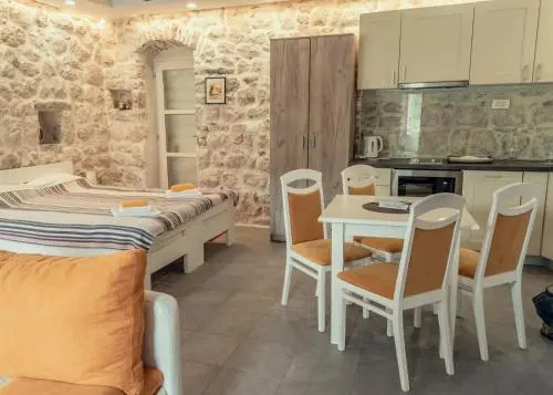 Sunny Port Apartment & Rooms