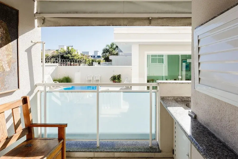 Apto espaçoso com piscina 750m da praia | CHR025