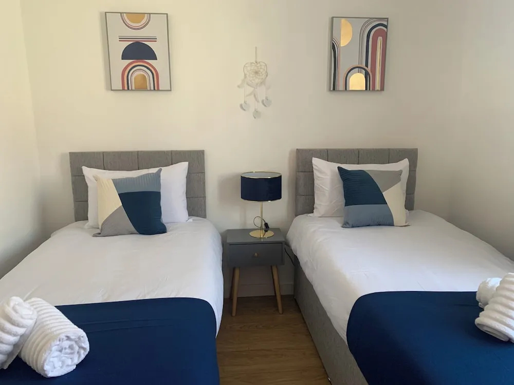 Absolute Stay in Sherwood-free Parking-east Midlands Airport-contractors-family