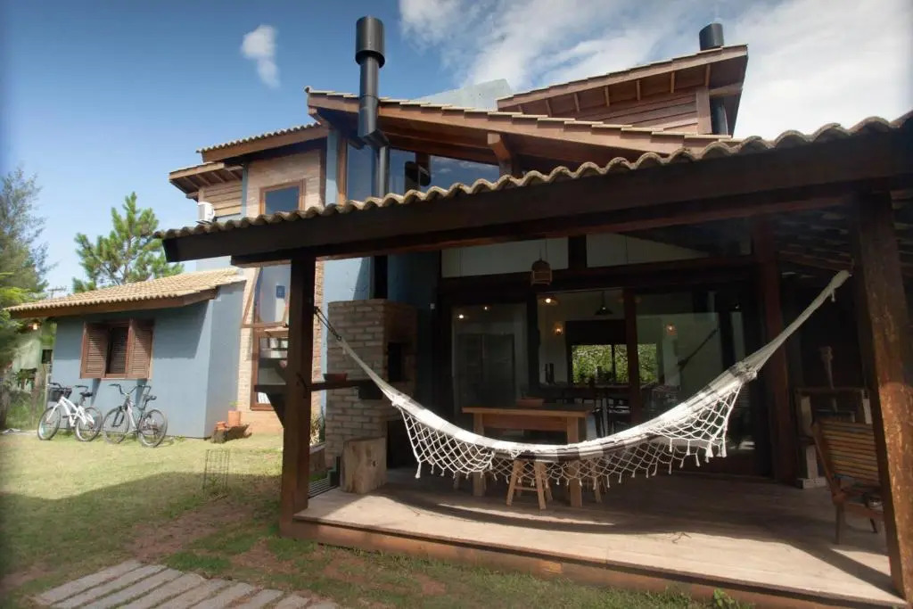 Surf a poucos passos do mar, casa com lareira
