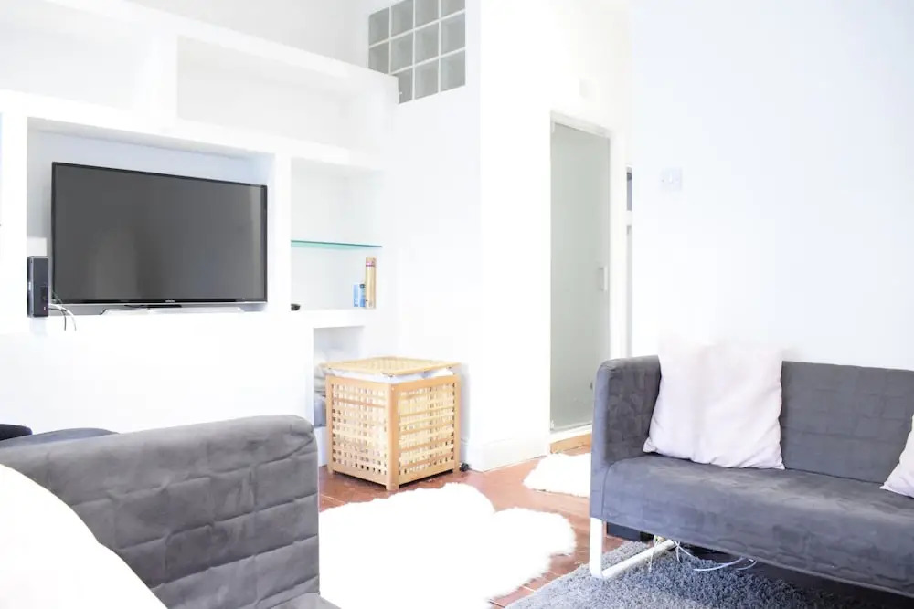 Modern 2 Bedroom in Queens Park With Garden
