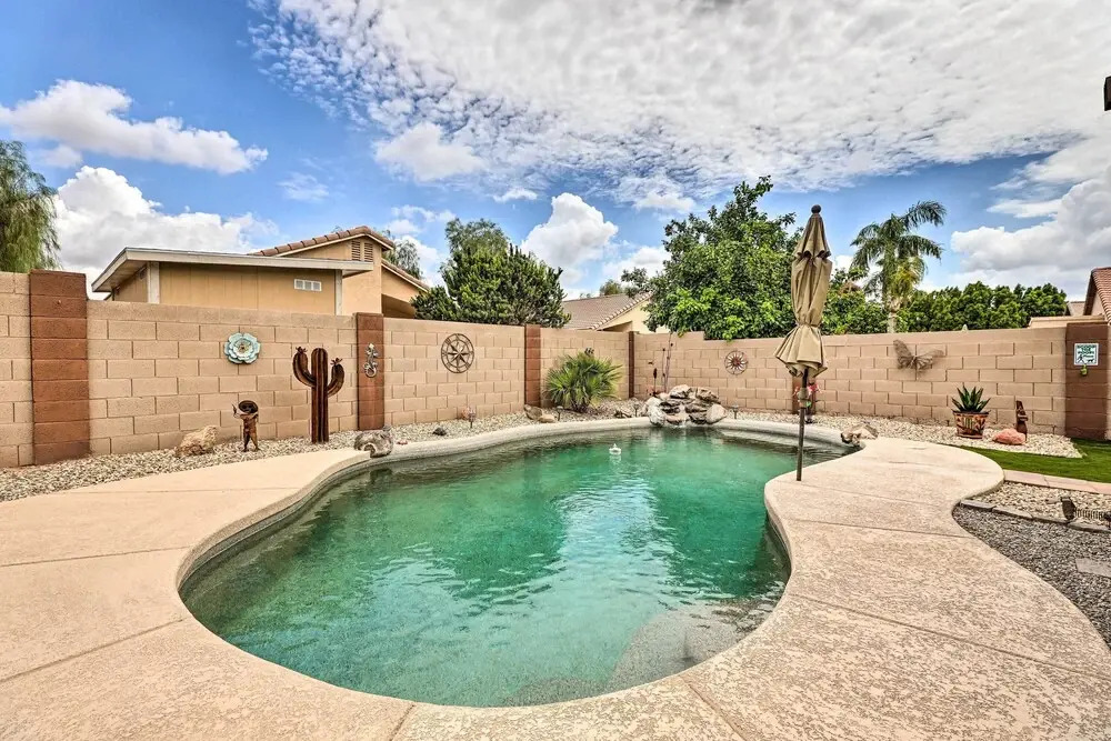 5 Mi to Golf Courses: Bbq-ready Surprise Home