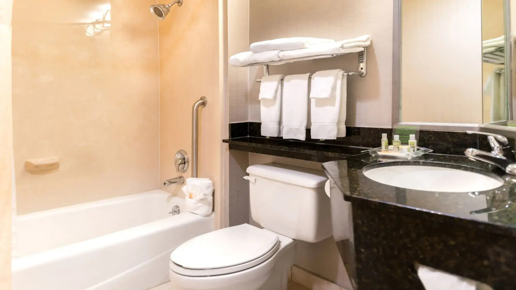 Holiday Inn Hotel & Suites Warren by IHG