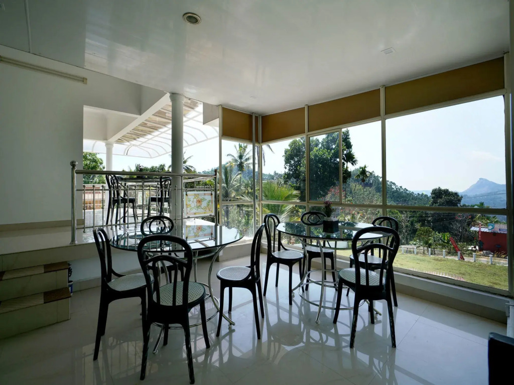 OYO 12224 Karoli Inn