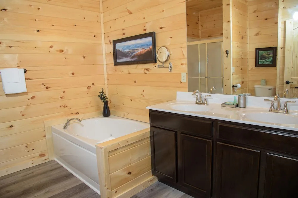 Mansion in the Sky - Eleven Bedroom Cabin