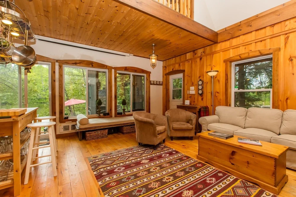 Stornoway is a Gorgeous cottage just 5 ft from White Lake!