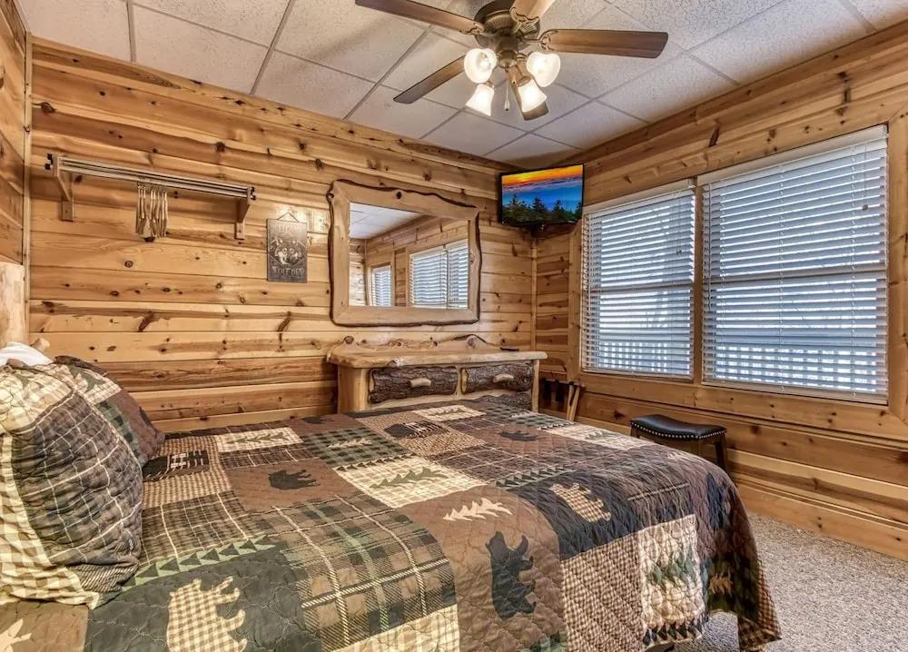The Wildlife Lodge - Great Location! Close To Tanger Outlets! 5 Bedroom Cabin by RedAwning