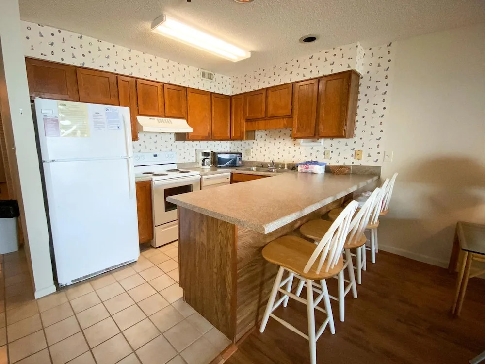 Ocean Inn 403 by Seaside Vacations