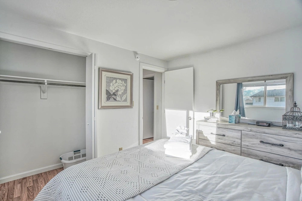 2bdcentrally Locatedclose to Shops & Restaurants!