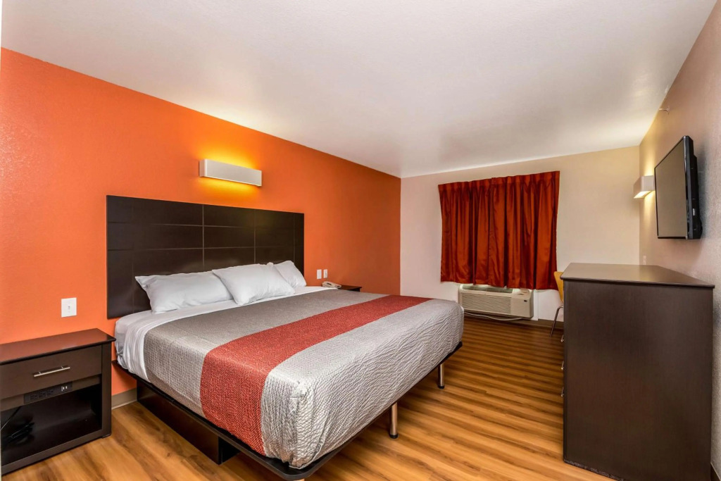 Motel 6 Peoria, IL