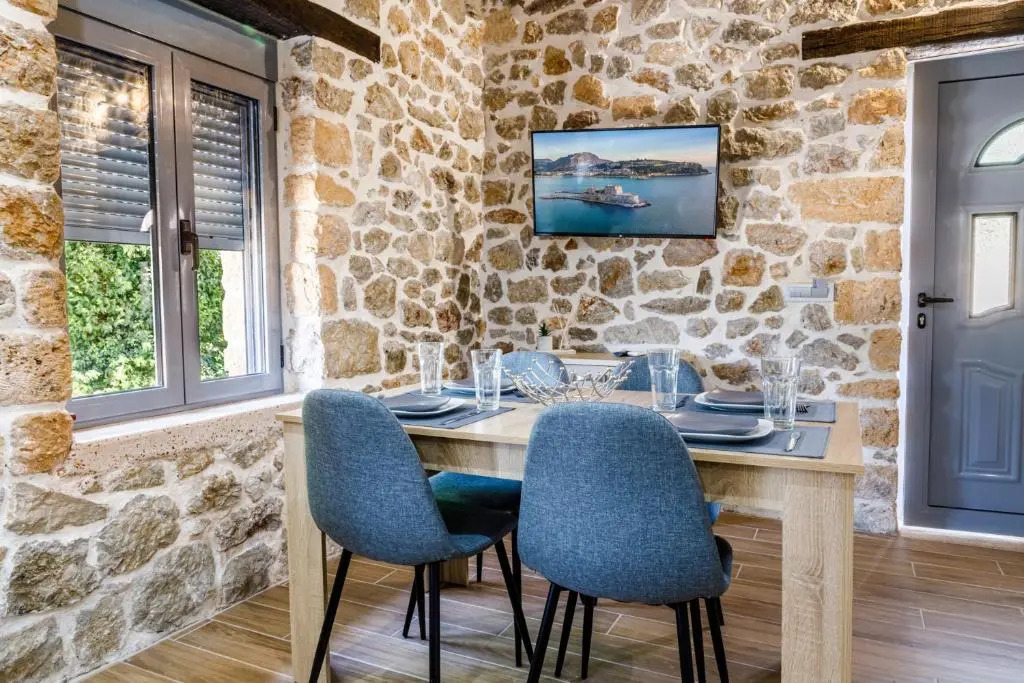 ADRIANS LUXURY APARTMENTS 2
