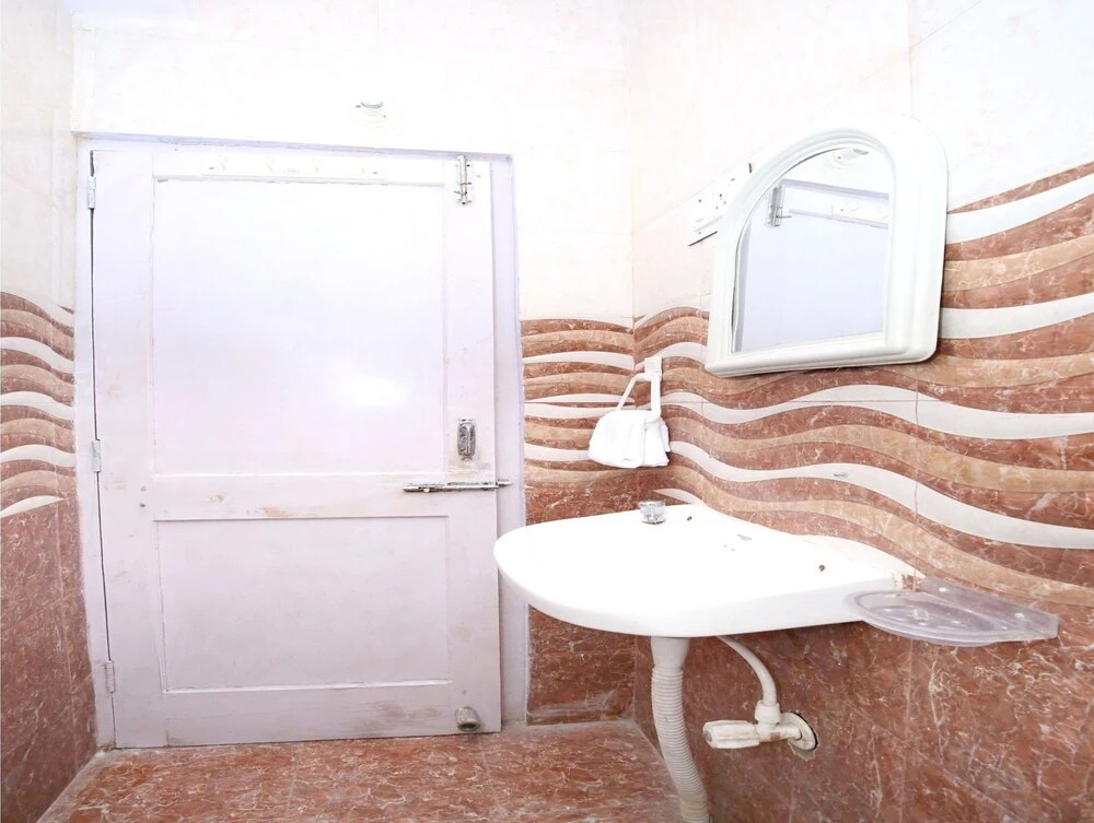 OYO 10986 Home 1BHK Red Velly Kasumpti Main Market
