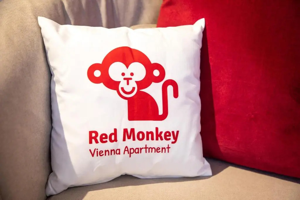Red Monkey Vienna Apartment by ichbucheAT