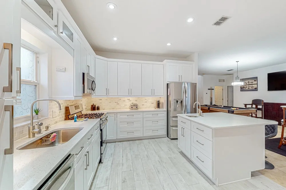 Sunlit Serenity Oasis House in Kissimmee With Private Pool, Pool Table, Tennis