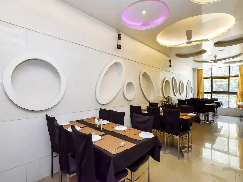 Hotel Mangesh Plaza