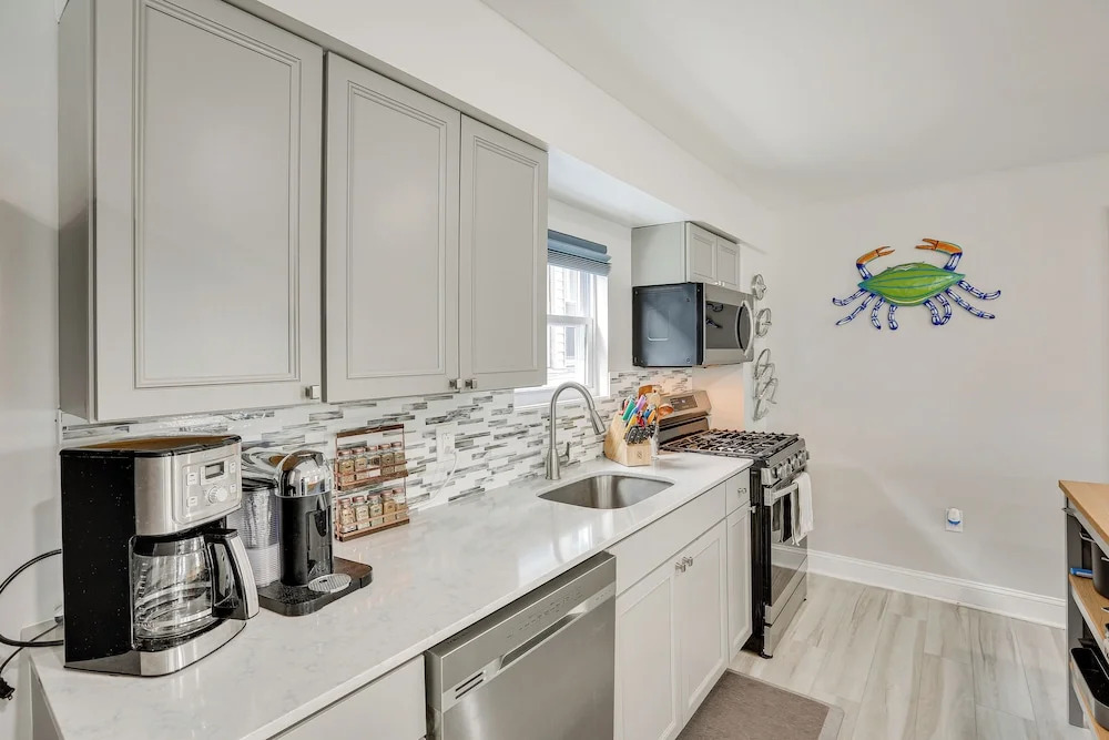 Wildwood Home w/ Deck - Walk to Beach + Boardwalk!