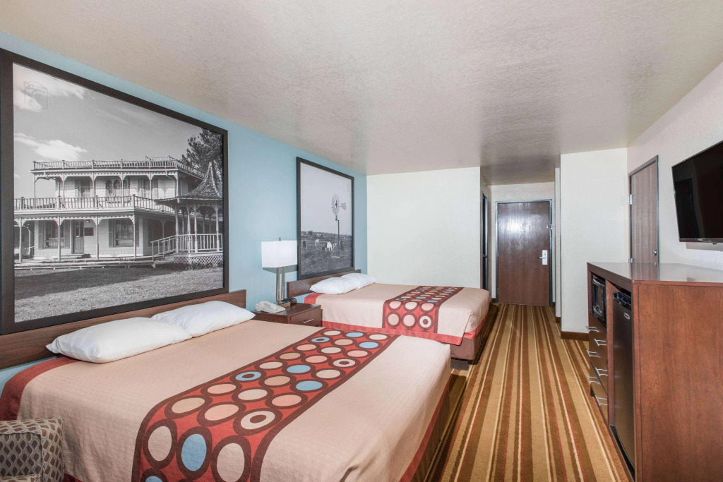 Super 8 by Wyndham Claremore OK