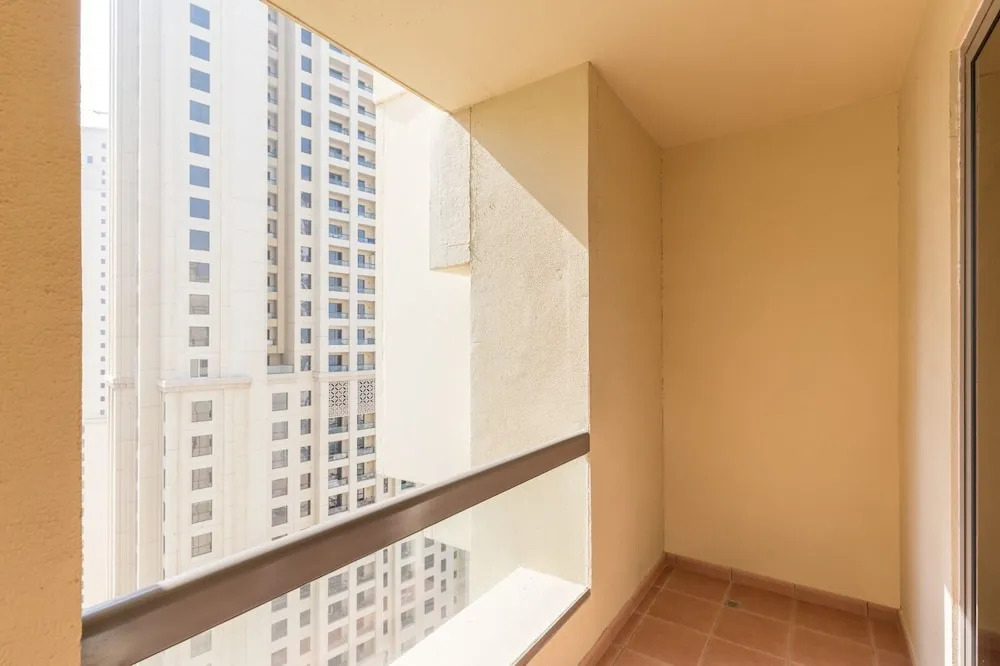 Spacious 1BR 5 minutes to beach