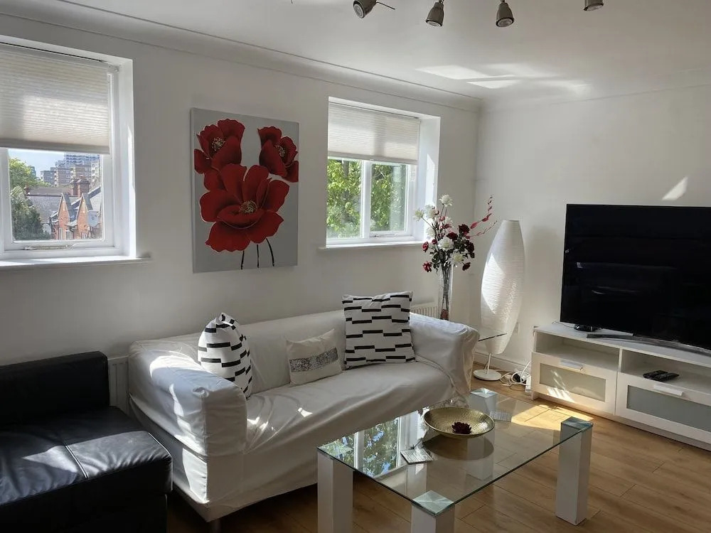 Riverside Townhouse with private Garden