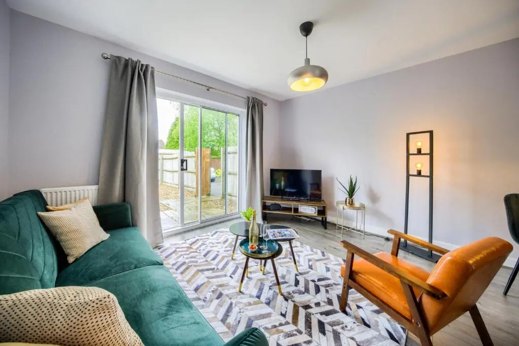 Cosy House │ RICOH │ M6 │ Sleeps 6 │ EMPOWER HOMES