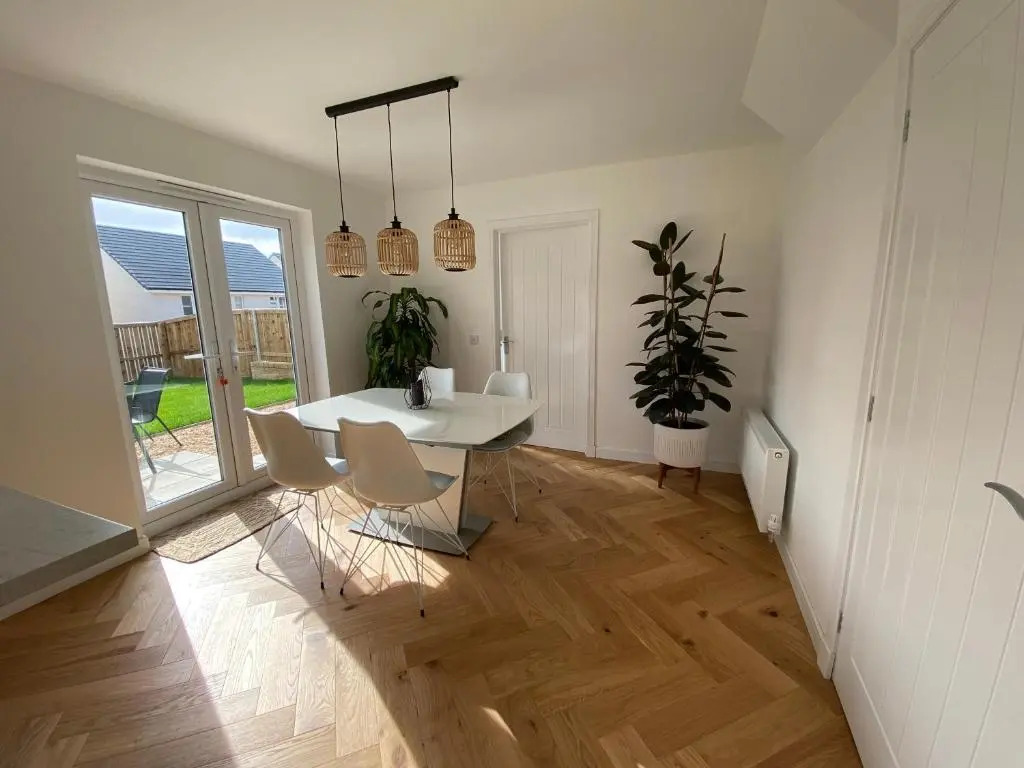 Luxury 4 bed detached 3 beds