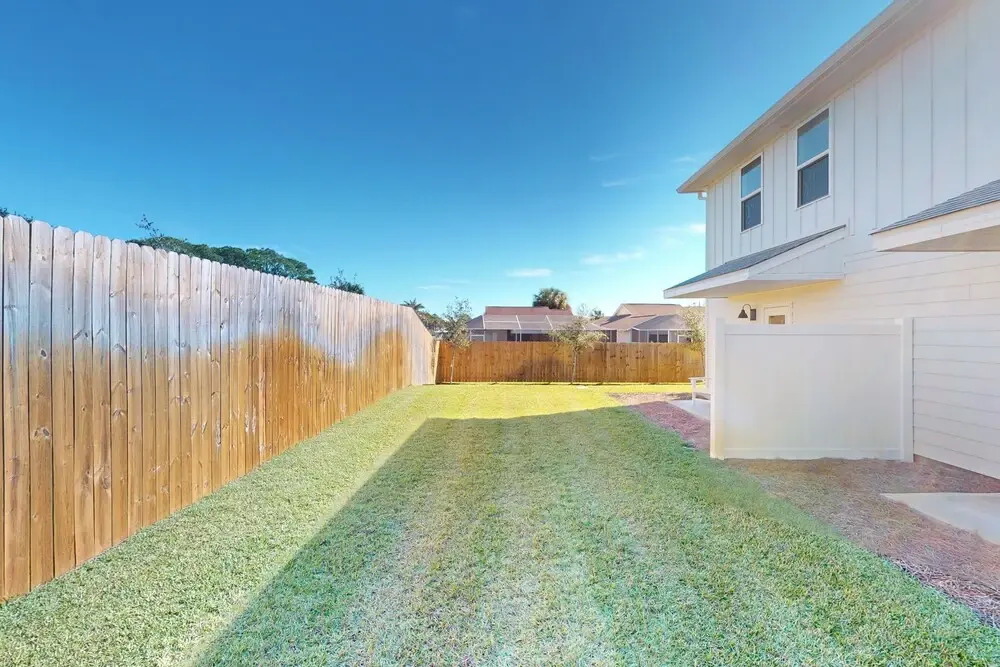 3 BR Townhome w/ W & D, AC, Wifi, Near Beach