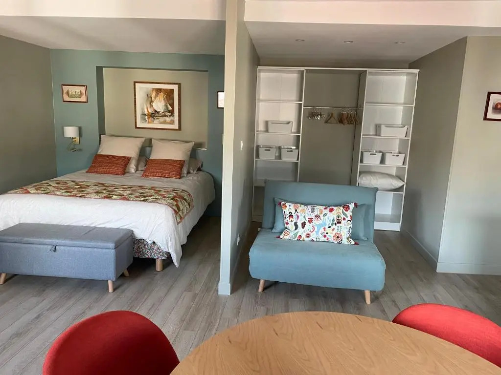 Au cœur du vieux Toulon au calme appartement rénové climatisé confortable étage élevé avec ascenseur proche parking et toutes commodités