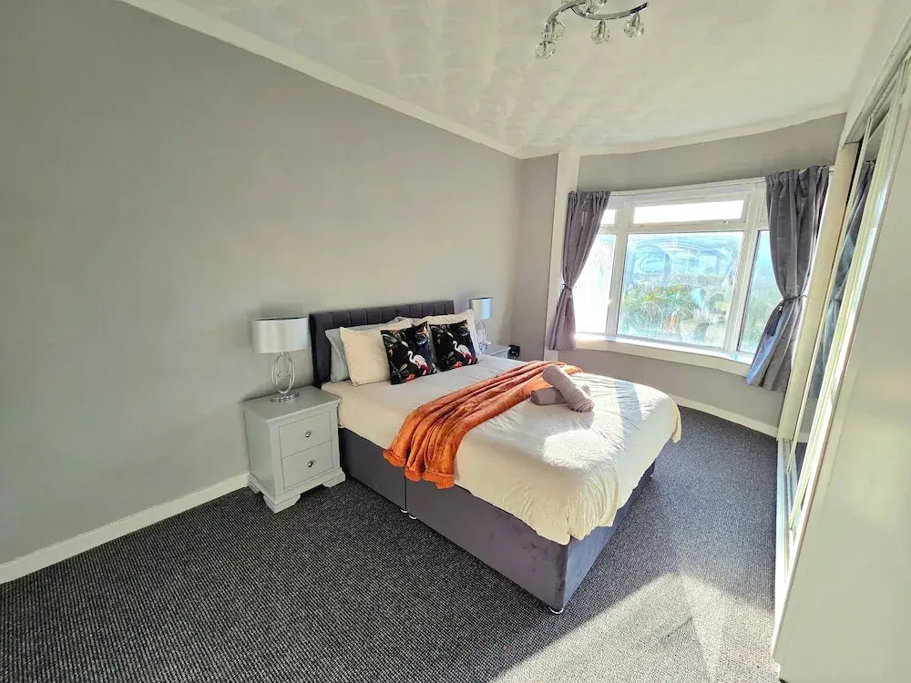 Bright and Cozy Home Near Hampden Park