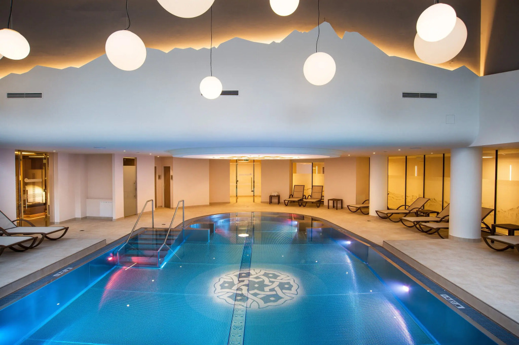 Hotel Norica - Thermenhotels Gastein mit dem Bademantel direkt in die Therme