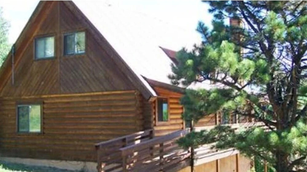 Entire Charming Cabin With Lake And Mountain View for 10 People