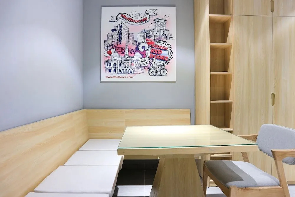 RedDoorz Plus  Le Van Sy Street 2