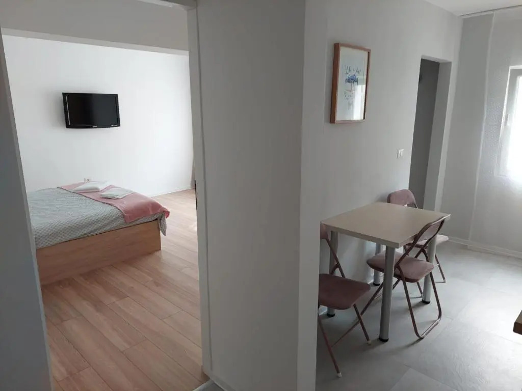 Ela's apartment