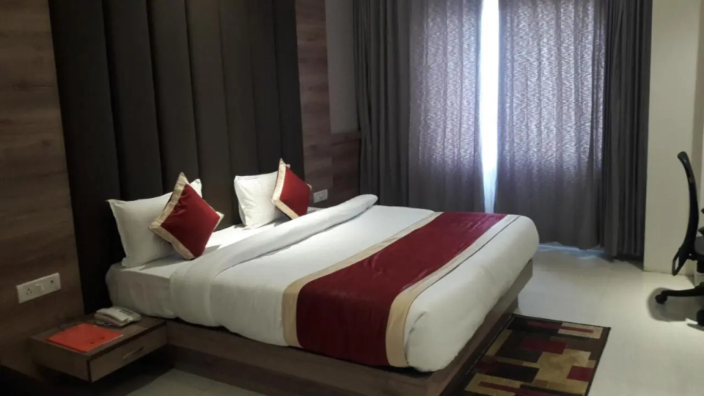 Hotel Crystal Grand