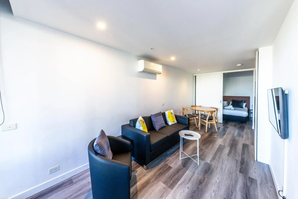 2 Bedroom Apartment with Stunning Views and balcony in Melbourne CBD - Aura