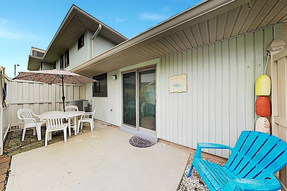Canal-front W/ Pool & Docking, Near Beach 2 Bedroom Condo