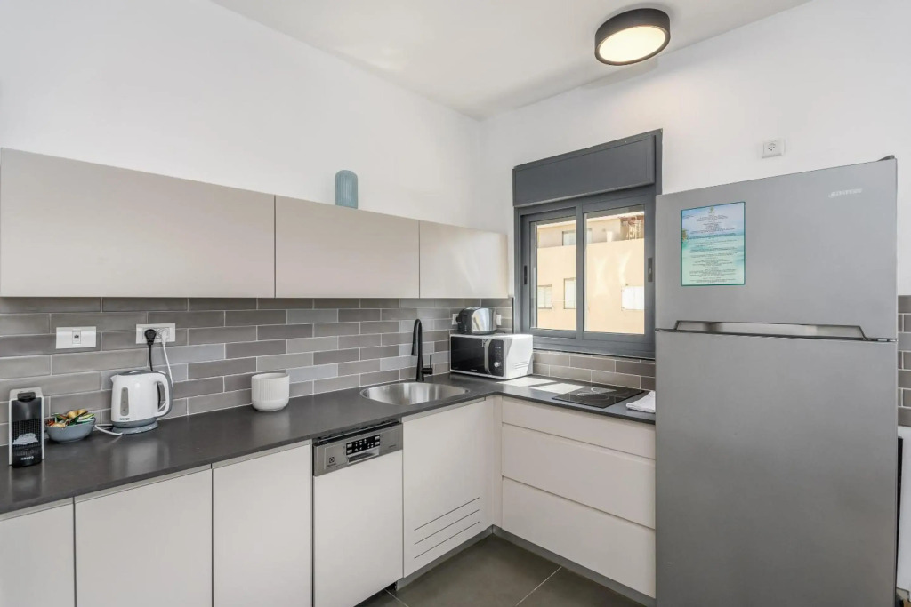 Modern & Sunny 1 BDR w balcony and parking