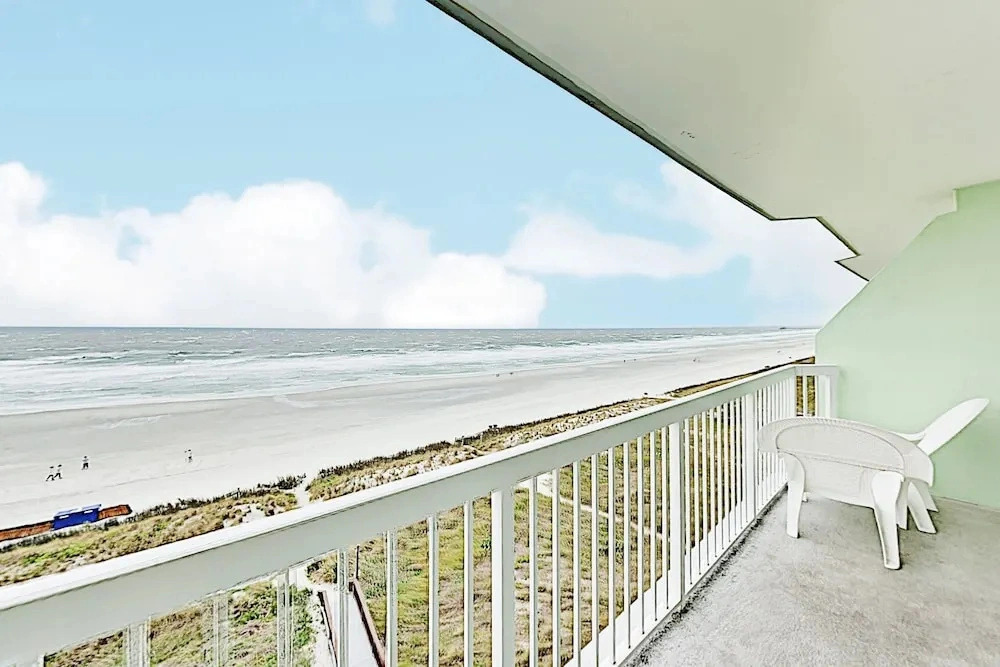 Stylish Beachfront Getaway W/ 2 Pools & Lazy River 3 Bedroom Condo