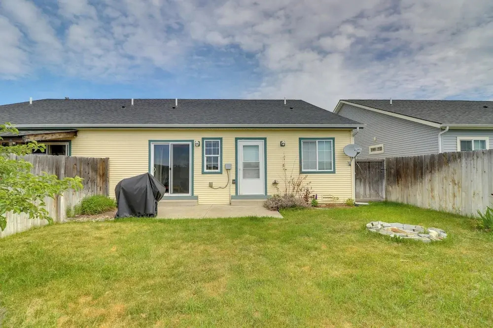 Family-Friendly Columbia Falls Townhome w/ Views